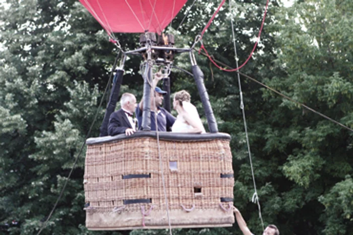 Mireasa furată de naş a fost plimbată cu balonul