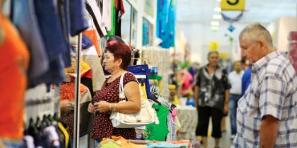 Criza muşcă tot mai adânc din buzunarele românilor