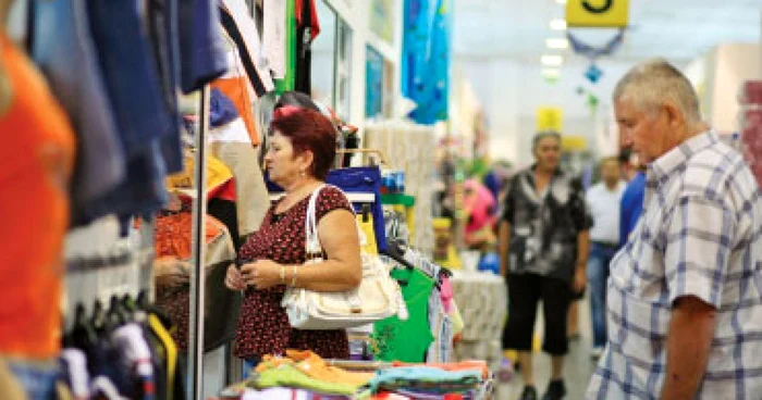 Criza muşcă tot mai adânc din buzunarele românilor