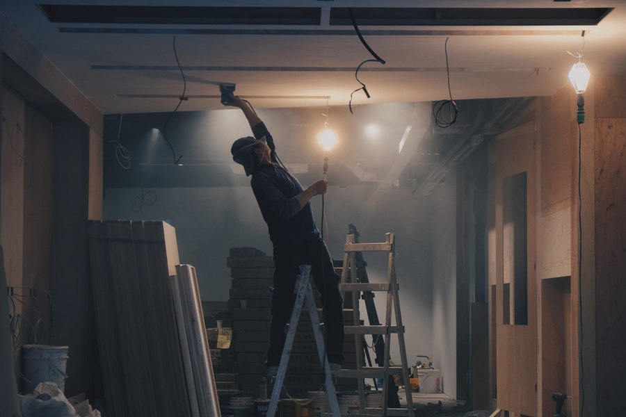 Cât a ajuns să coste renovarea unui apartament cu două camere. „Ferească Dumnezeu! Ați pus foiță de aur pe pereți?”