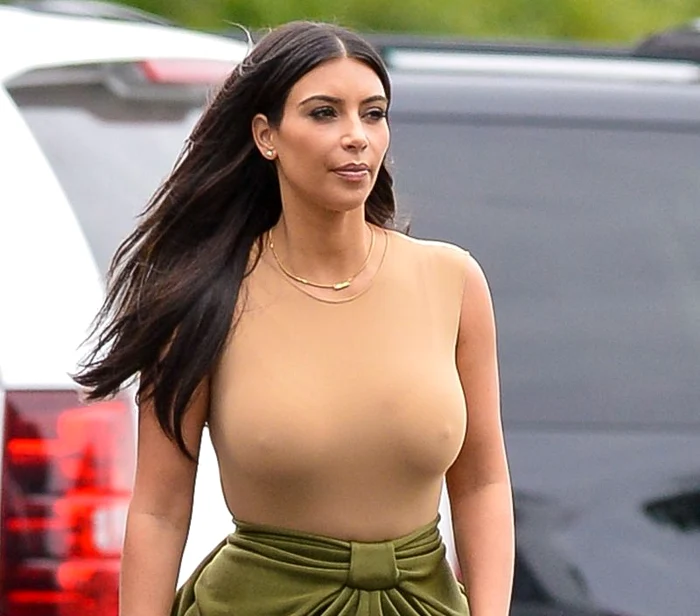 Oricune a putut vedea că sfârcurile lui Kim se ghiceau prin bluză