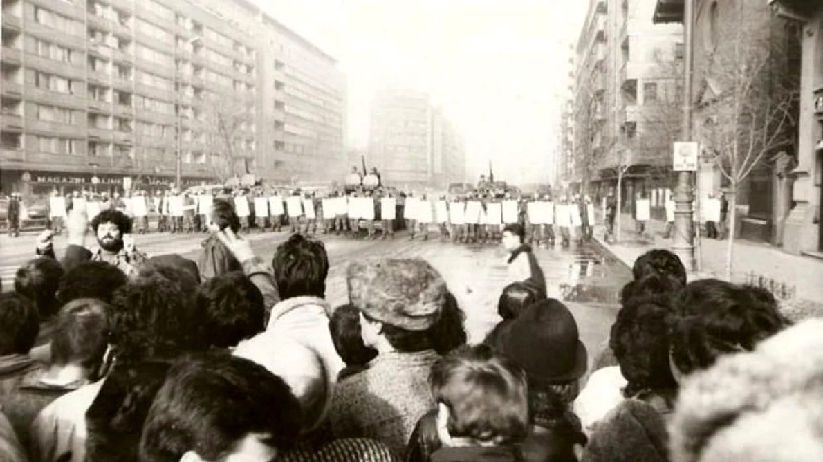Dezbatere despre revoluţia din 1989  Ion Caramitru, Florin Iaru şi Petre Roman, la Humanitas Kretzulescu jpeg