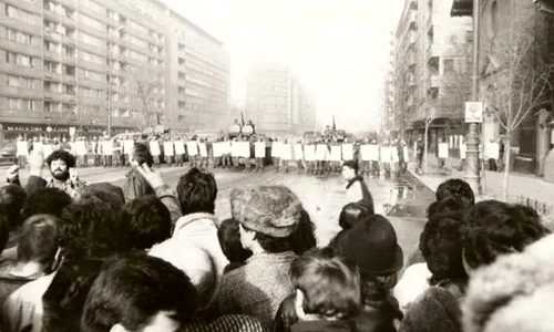 Dezbatere despre revoluţia din 1989  Ion Caramitru, Florin Iaru şi Petre Roman, la Humanitas Kretzulescu jpeg