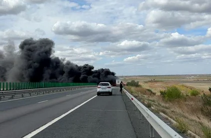 TIR-ul încărcat cu granule de plastic a luat foc pe A2, la kilometrul 199. FOTO: Facebook/Anca Rusu