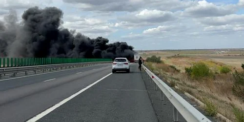 TIR în flăcări pe A2 FOTO Anca Rusu / Facebook