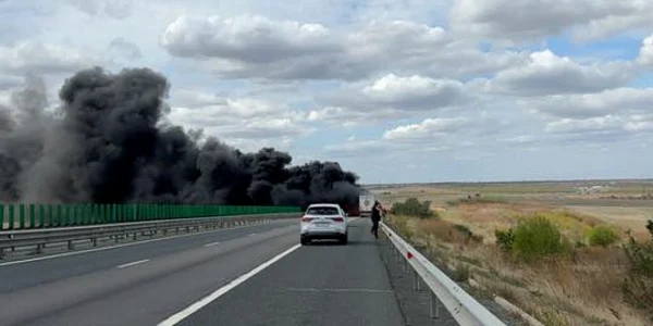 TIR în flăcări pe A2 FOTO Anca Rusu / Facebook 