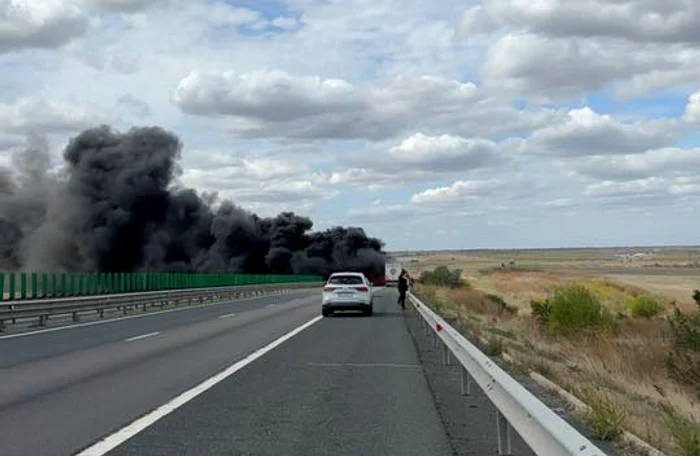 TIR-ul încărcat cu granule de plastic a luat foc pe A2, la kilometrul 199. FOTO: Facebook/Anca Rusu