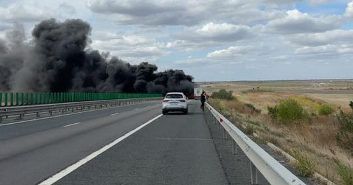 Trafic blocat pe A2: un TIR cu granule de plastic a ars. Ce trebuie să știți? Trafic blocat pe A2: un TIR cu granule de plastic a ars. Ce trebuie să știți?