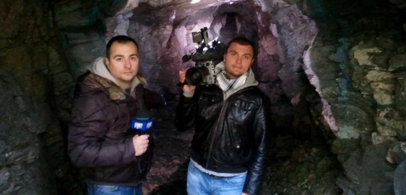 Rareş Năstase (stânga), într-o mină de uraniu, la filmările emisiunii „România te iubesc“