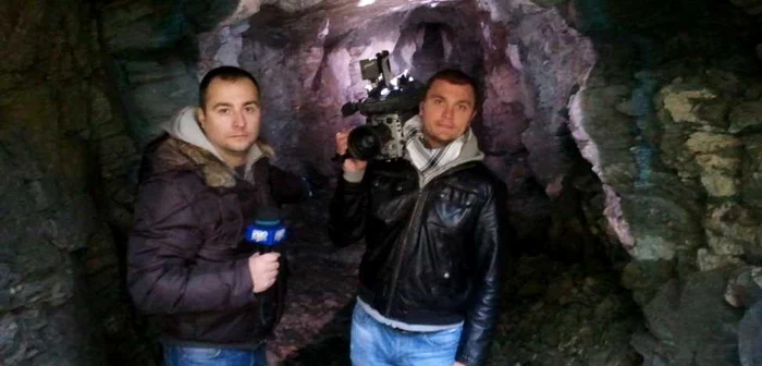 Rareş Năstase (stânga), într-o mină de uraniu, la filmările emisiunii „România te iubesc“