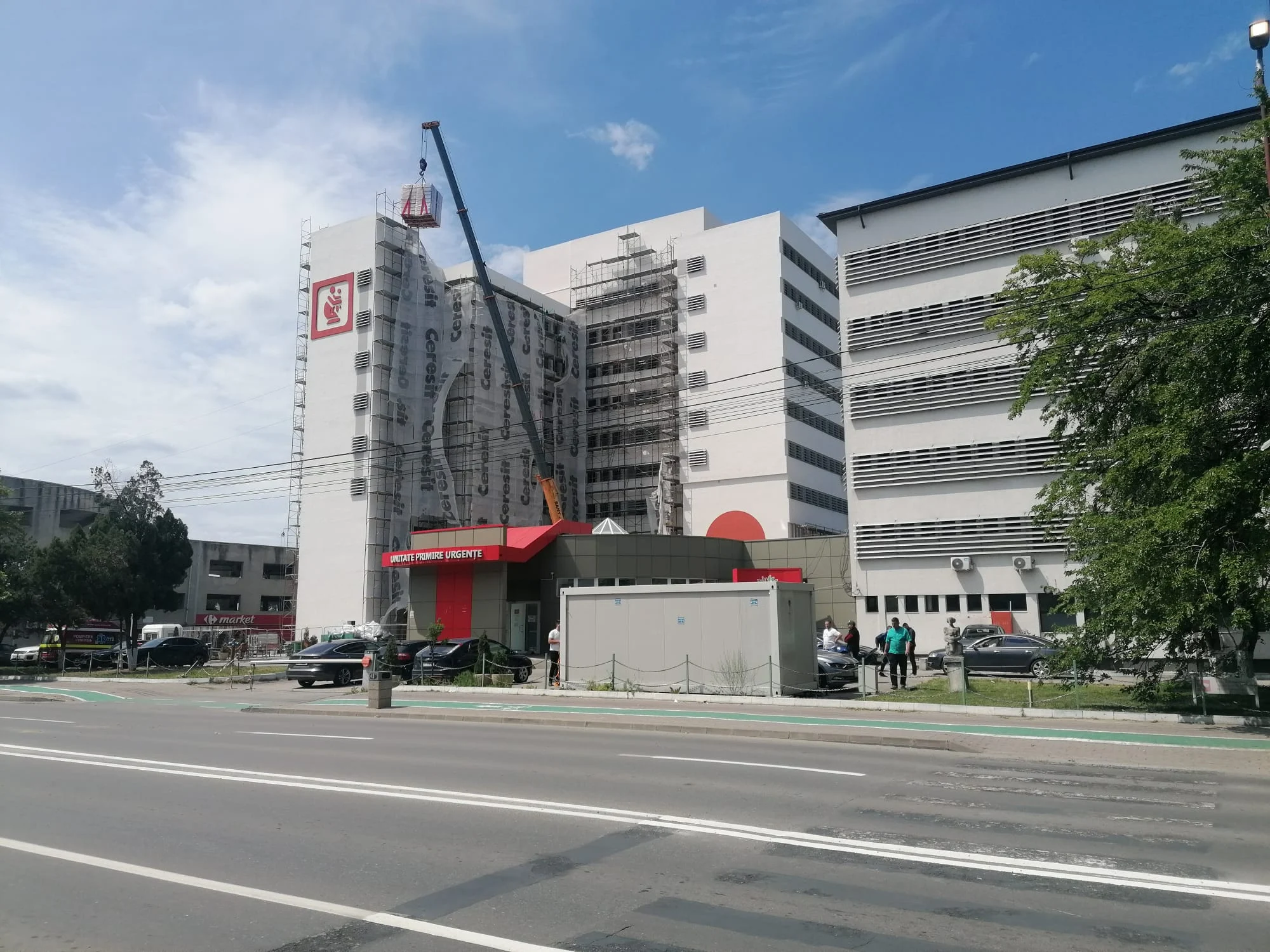 Încăierare între două eleve din Slatina, în toaleta școlii. Un coleg a apelat 112. Una din fete a ajuns la spital