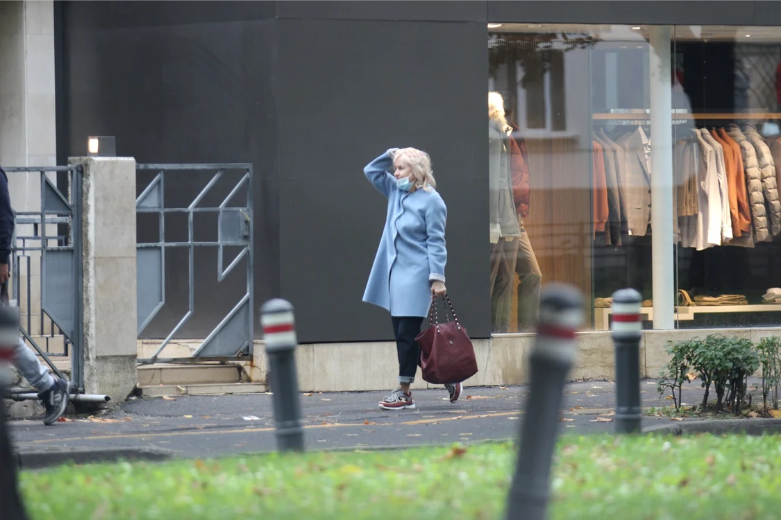 Neli Lucescu, adidași Chanel, jeanși moderni și palton fin, din cașmir