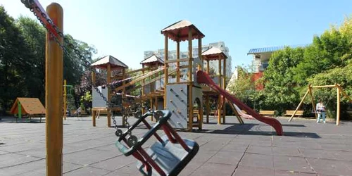 Parcul din Capitală în care o fetiţă a fost rănită după ce frânghia pe care se căţăra s-a rupt. FOTO Eduard Enea