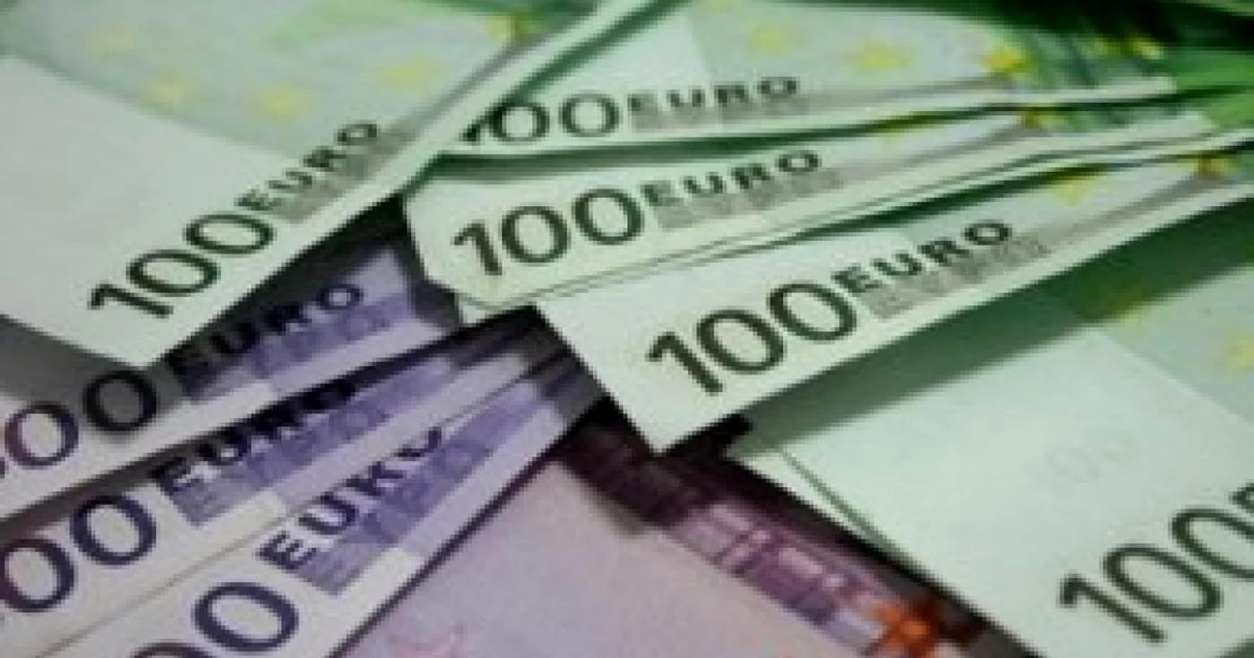 Prelungirea crizei politice şi depăşirea cheltuielilor publice ar putea pune presiune pe leu- Revista presei economice