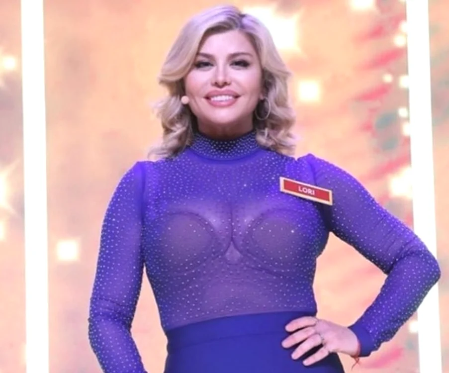 
    Cu asenenea decolteu, puțini o vor privi în ochi pe Loredana atunci când va jurizafoto: PRO TV  