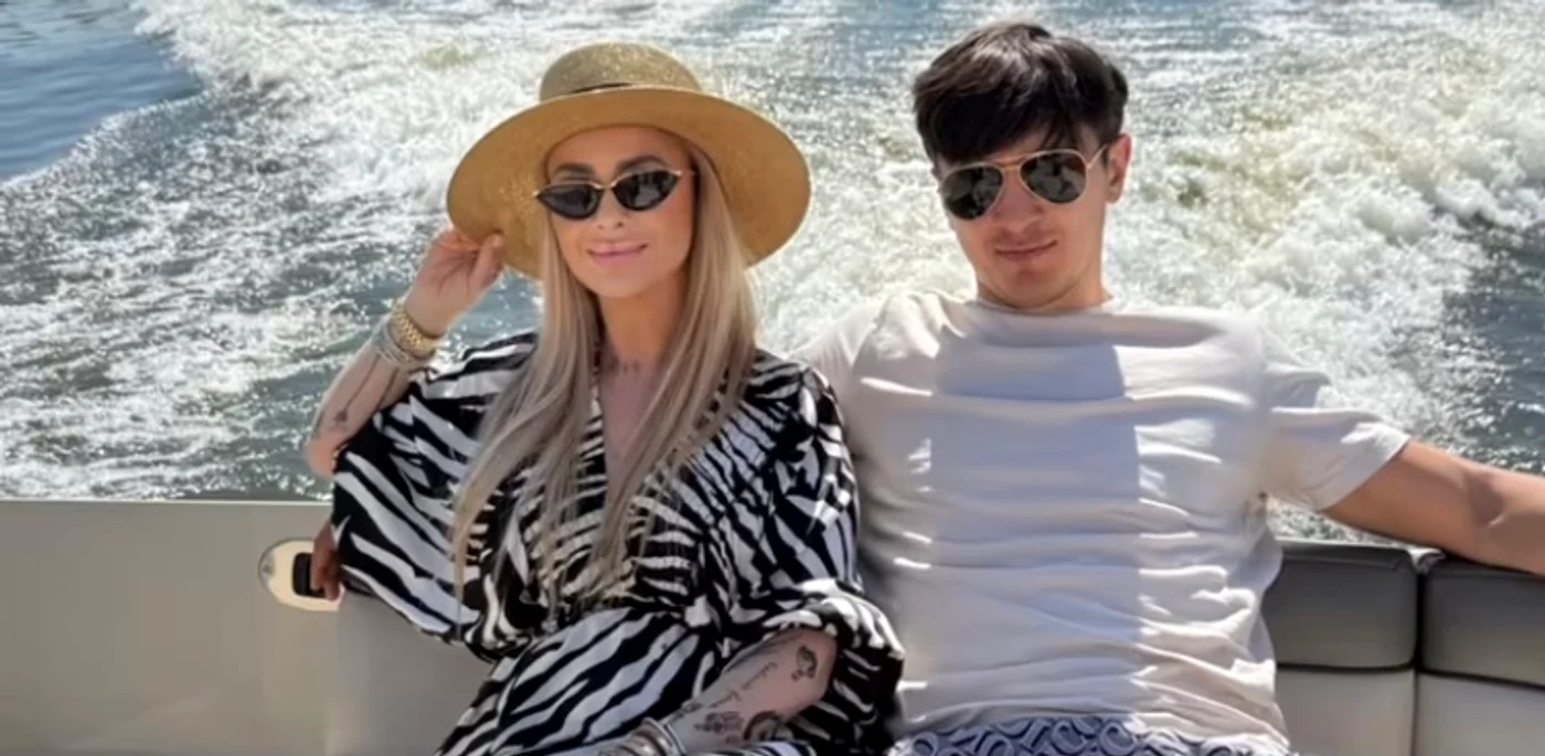 Anamaria Prodan se plimbă cu barca împreună cu iubitul Ronald Gavril foto: Instagram