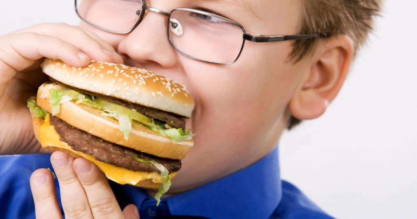 Reclamele la fast-food ar trebui interzise, mai ales cele direcţionate către copii FOTO Shutterstock