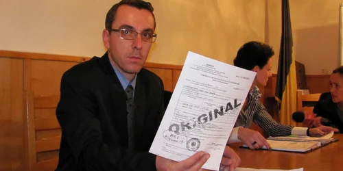 Procurorul Cristi Ţârlea ne arată actele false întocmite de samsarii de cai.