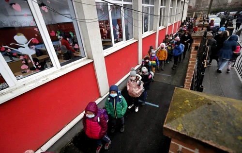 Elevii revin la cursuri la scoala gimnaziala Cezar Bolliac din Bucureşti 8 februarie 2020 FOTO EPA-EFE / Robert Ghement