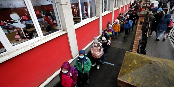 Elevii revin la cursuri la scoala gimnaziala Cezar Bolliac din Bucureşti 8 februarie 2020 FOTO EPA-EFE / Robert Ghement
