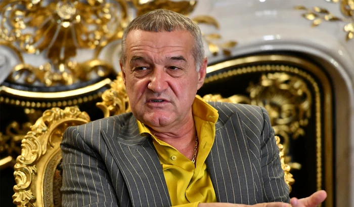 Gigi Becali numără banii primiți de la UEFA. Foto Sportpictures