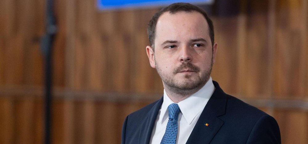 Angajate cu bijuterii și unghii false în secția ATI de la Iași. Ministrul Sănătății promite măsuri ferme