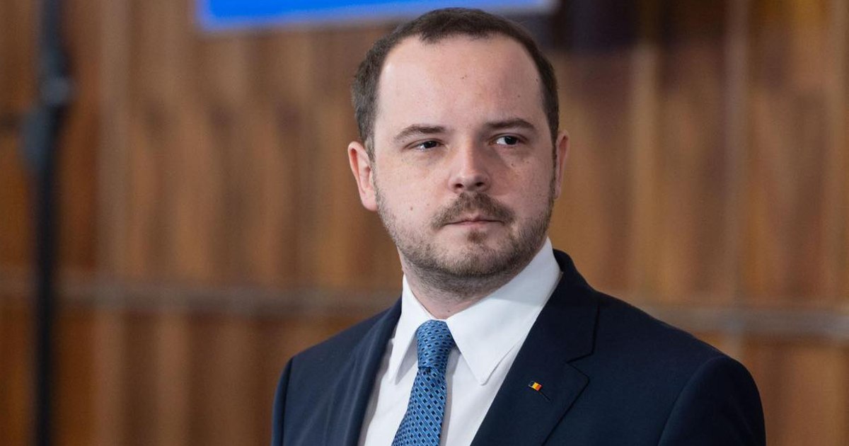 Angajate cu bijuterii și unghii false în secția ATI de la Iași. Ministrul Sănătății promite măsuri ferme Angajate cu bijuterii și unghii false în secția ATI de la Iași. Ministrul Sănătății promite măsuri ferme