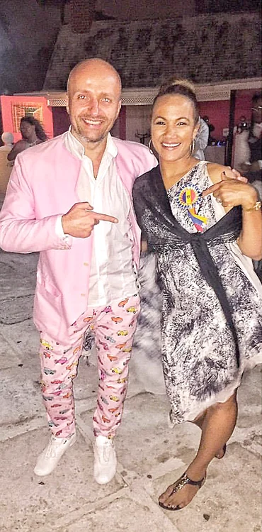 Costi a convins-o pe Rebecca, soţia lui Shaggy, să poarte tricolor în piept