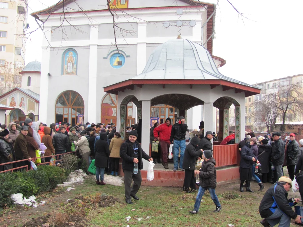 Unii alexăndreni au luat aghiasmă pentru tot cartierul foto: Claudiu Dumitrache