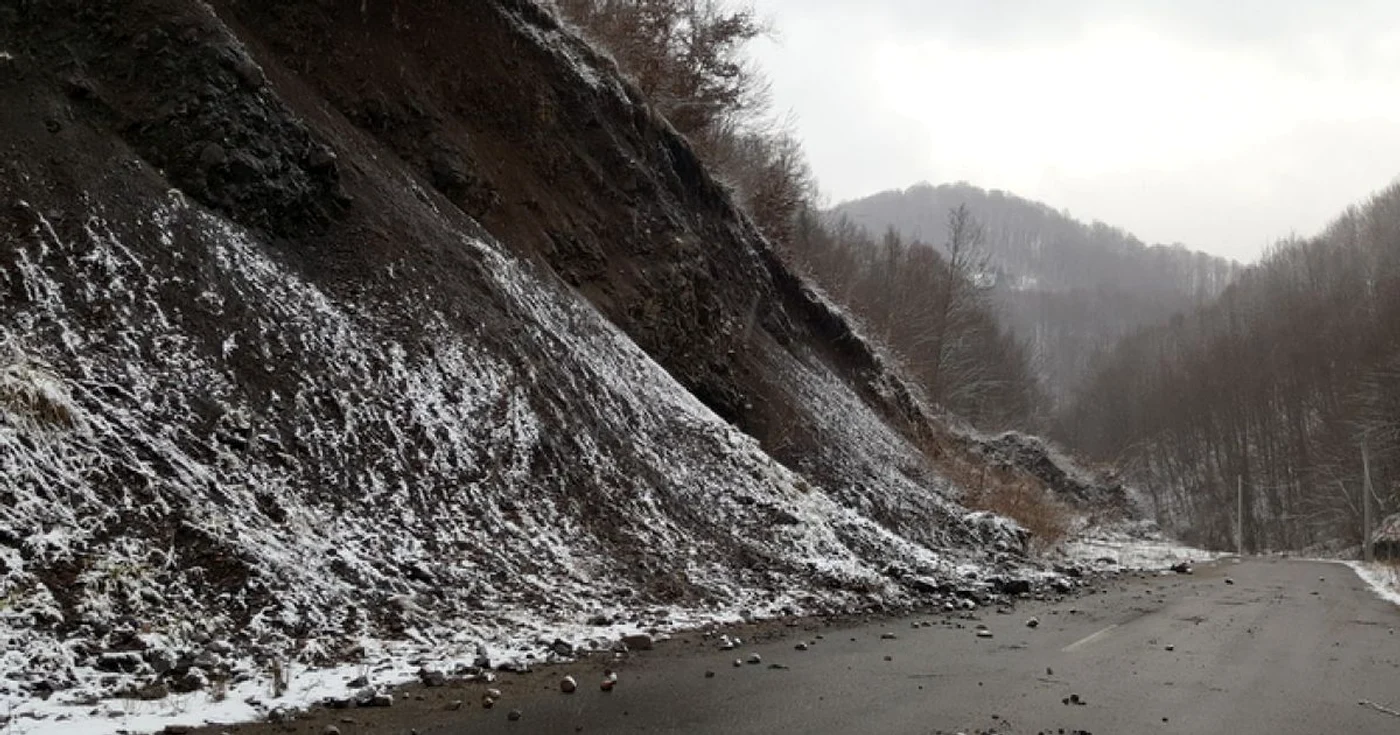 Şoseaua din Ţinutul Pădurenilor. FOTO: Daniel Guţă. ADEVĂRUL.
