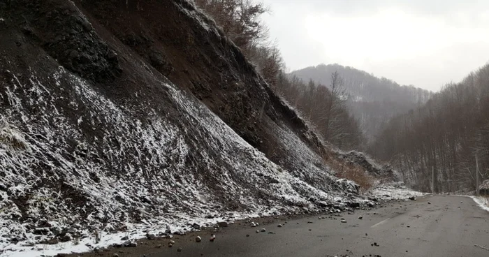 Şoseaua din Ţinutul Pădurenilor. FOTO: Daniel Guţă. ADEVĂRUL.