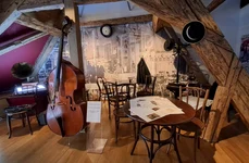 Reconstituirea unei cafenele, în cadrul expoziției „Mode și cafenele în Brașovul de odinioară” de la Muzeul Civilizației Urbane a Brașovului