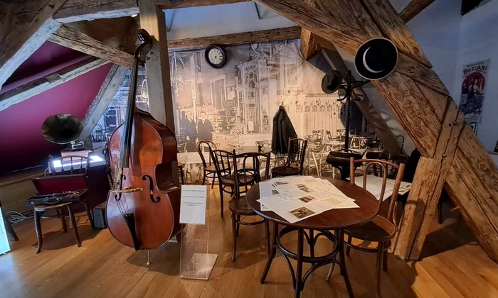 Reconstituirea unei cafenele, în cadrul expoziției „Mode și cafenele în Brașovul de odinioară” de la Muzeul Civilizației Urbane a Brașovului