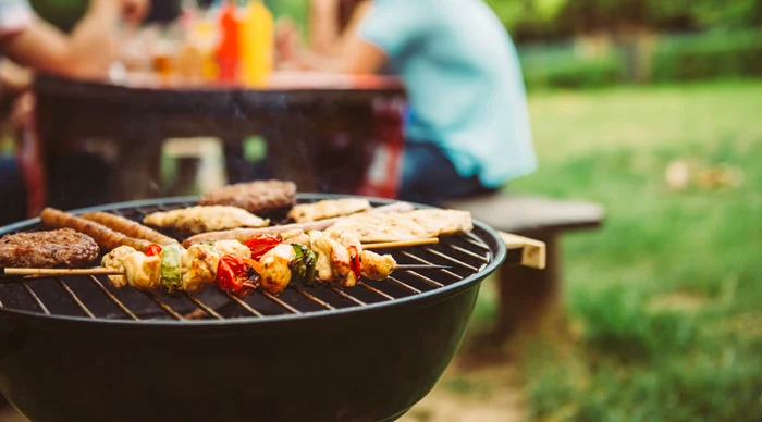 De ce să pui sare peste cărbuni când faci grătar, de fapt / foto: Shutterstock