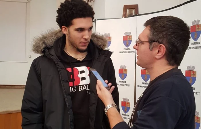 Jucătorul LiAngelo Ball, în dialog cu redactorul Adevărul FOTO: Alex Vlaicu