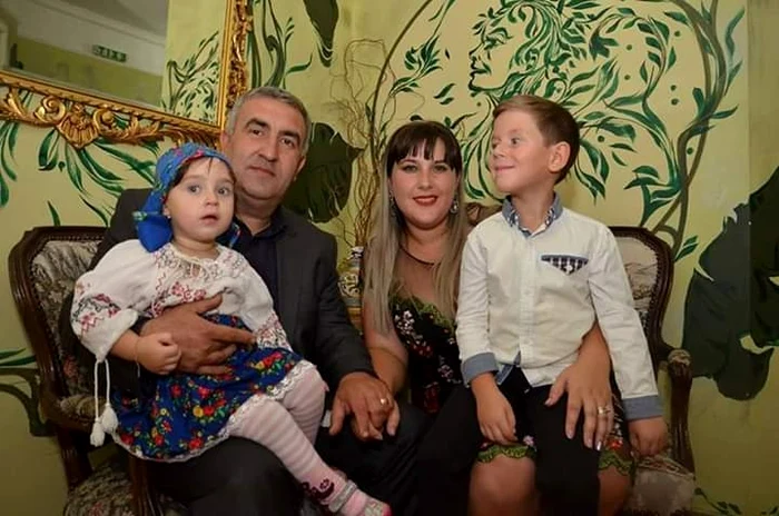 Denisa, Mihai şi cei doi copii ai lor 