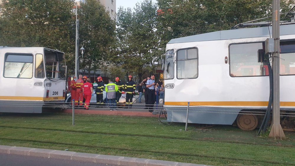 Un bărbat a murit după ce a fost lovit de tramvai, în Capitală. Linia 55 a fost blocată mai bine de două ore