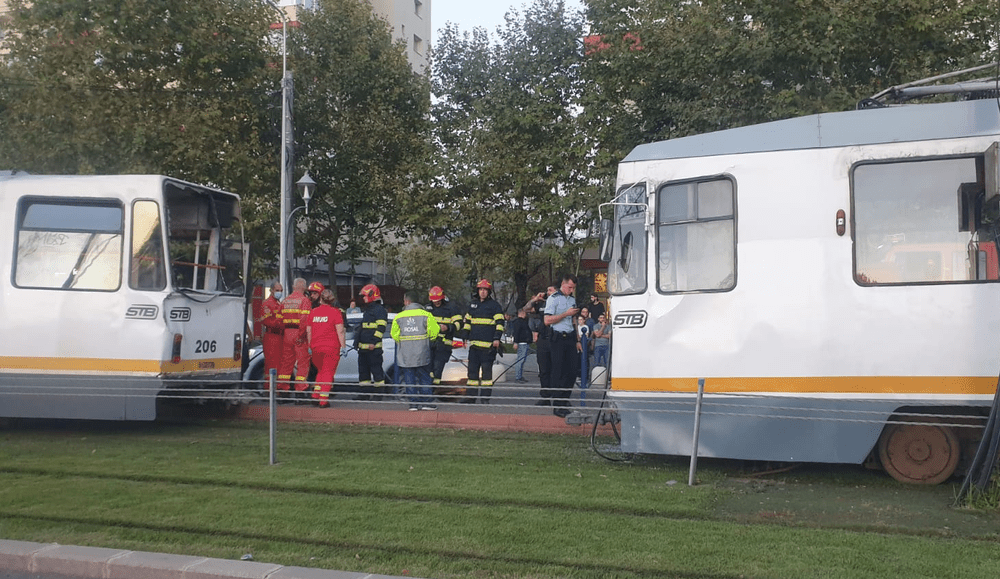 Două tramvaie s-au ciocnit în Capitală pe Șoseaua Giurgiului: Trei răniți au nevoie de asistență medicală