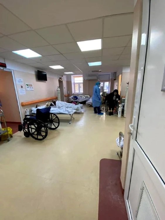 Unii pacienți așteaptă și 24 de ore