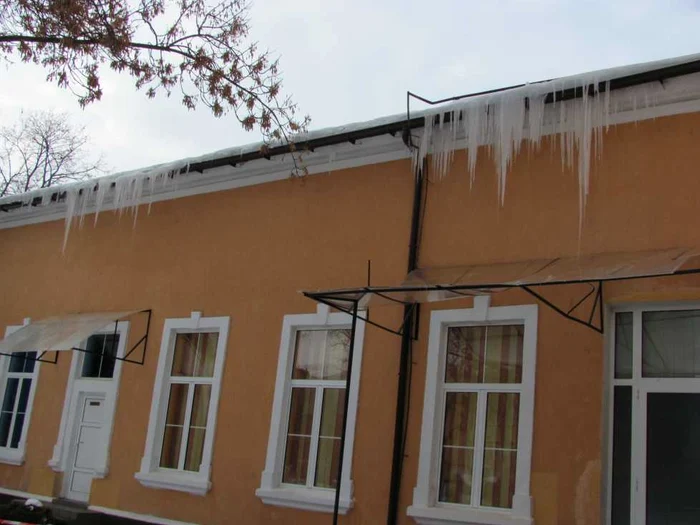 Ţurţuri pe Casa de Cultură a Studenţilor din Alba Iulia