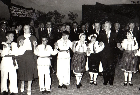 Sărbătorirea zilei de 1 Mai 1979 (© „Fototeca online a comunismului românesc”, cota: 60/1979)