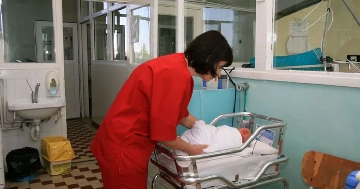 O asistentă medicală îngrijeşte bebeluşul imediat după naştere FOTO Adevărul