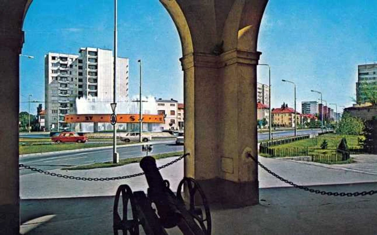 Tunul de la Bastion îndreptat spre fântâna cu punctele cardinale FOTO colectia Lucian Muntean/Facebook
