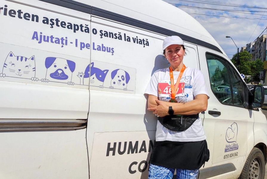 „Mama” a 1.300 de suflete. Aleargă de 21 de ani pentru animalele fără stăpân, pentru care ar face orice FOTO