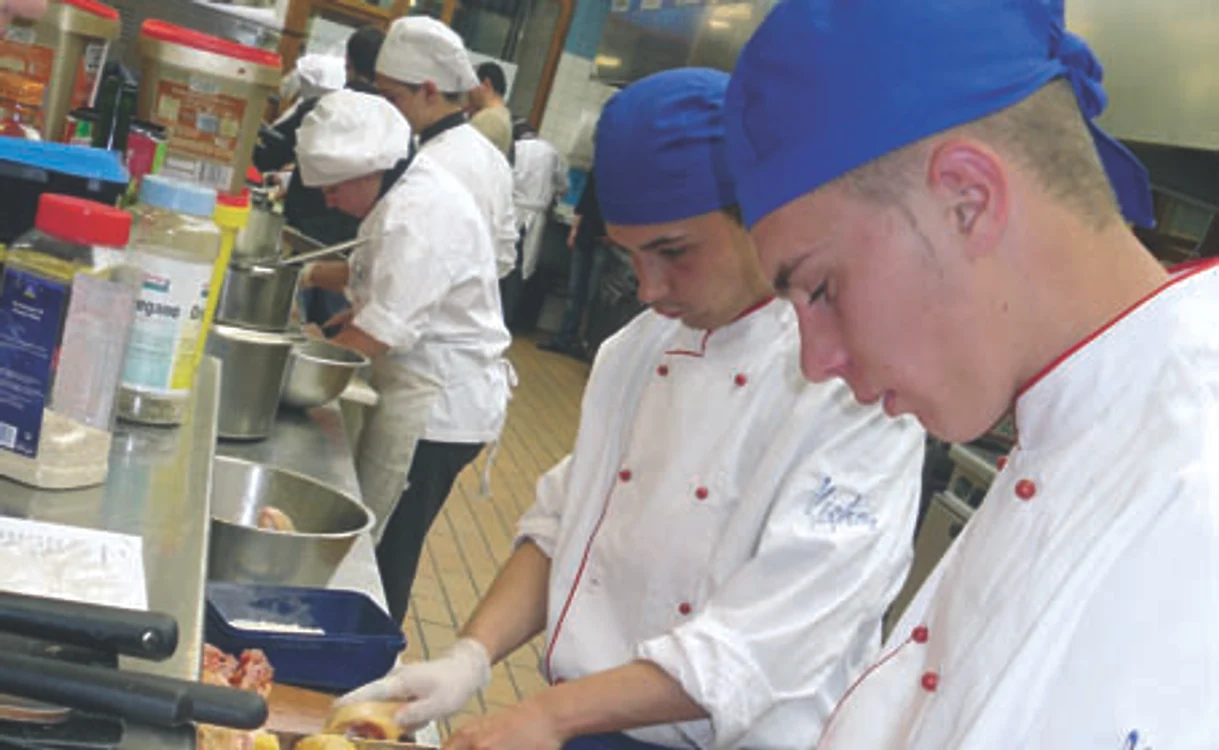 Tinerii care au terminat clasa de bucătar aleg cursul de specializare în domeniu