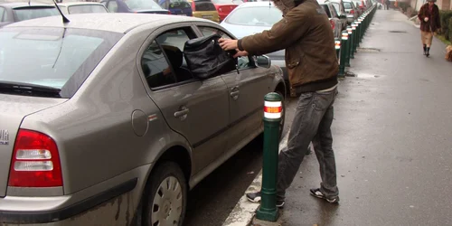 Poşetele sunt culmea tentaţiei pentru hoţii de bunuri din maşini