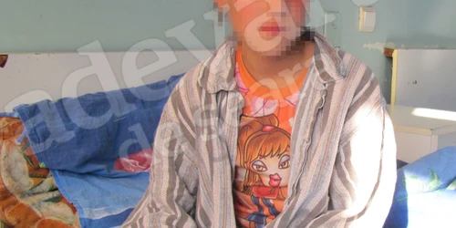 Fetiţa plânge încontinuu şi vrea să uite totul