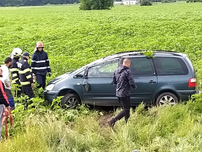 Un sofer a pierdut controlul volanului şi s-a rasturnat in sant