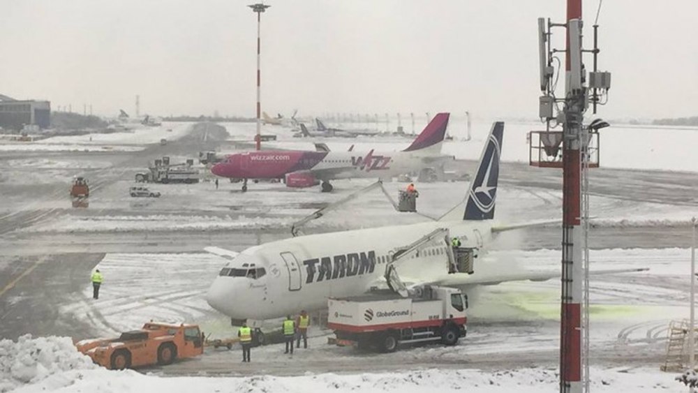 Aeroporturile din Capitală rămân deschise, în ciuda vremii nefavorabile 