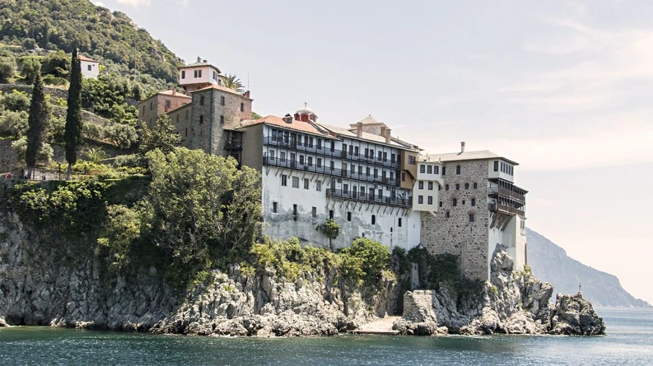 Un român a fost împușcat pe muntele Athos de un preot